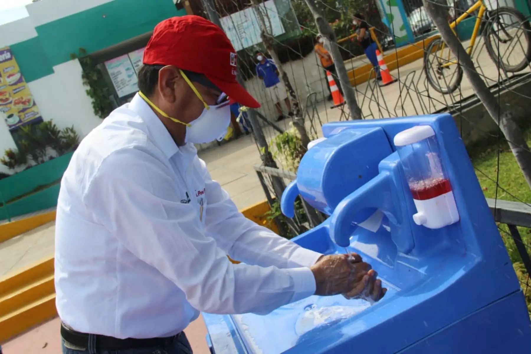El ministro de Agricultura, Jorge Montenegro  llega hasta el mercado itinerante en San Borja para impulsar el mercado " De la chacra a la olla " que permite vender productos para enfrentar el coronavirus.
Foto: Minagri