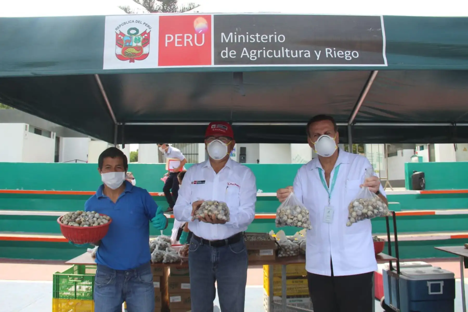 El ministro de Agricultura, Jorge Montenegro  llega hasta el mercado itinerante en San Borja para impulsar el mercado " De la chacra a la olla " que permite vender productos para enfrentar el coronavirus.
Foto: Minagri