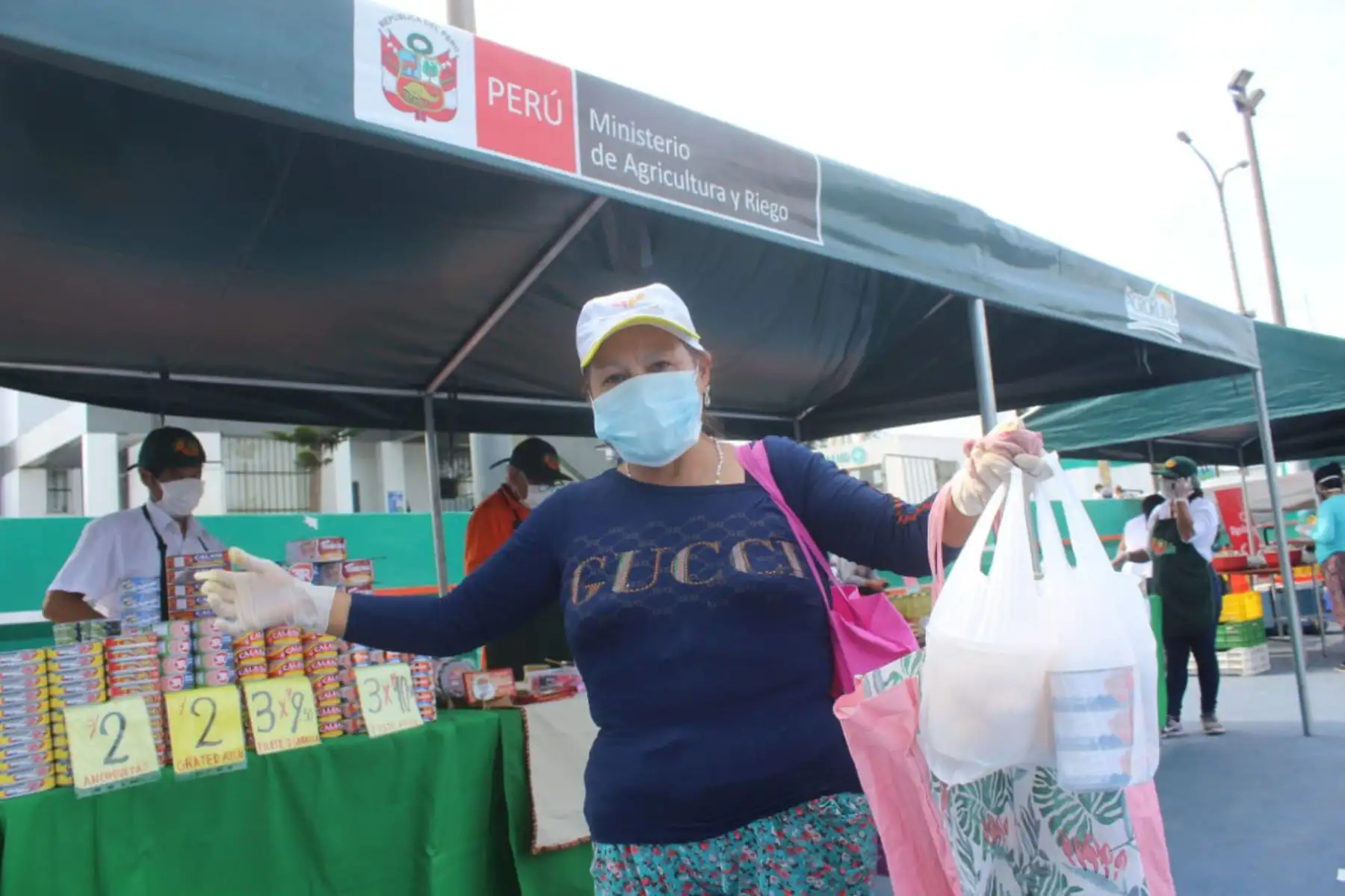 El ministro de Agricultura, Jorge Montenegro  llega hasta el mercado itinerante en San Borja para impulsar el mercado " De la chacra a la olla " que permite vender productos para enfrentar el coronavirus.
Foto: Minagri