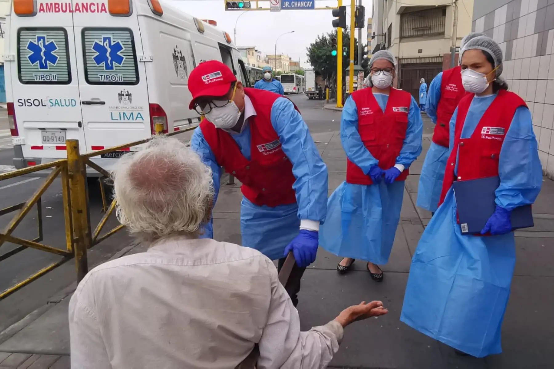 El Ministerio de la Mujer y la Municipalidad de Lima  se unen por el bienestar de las personas adultas mayores en un operativo que salva vidas, para aquellas personas  que se encuentran en estado de abandono y desprotección.
Foto: MIMP