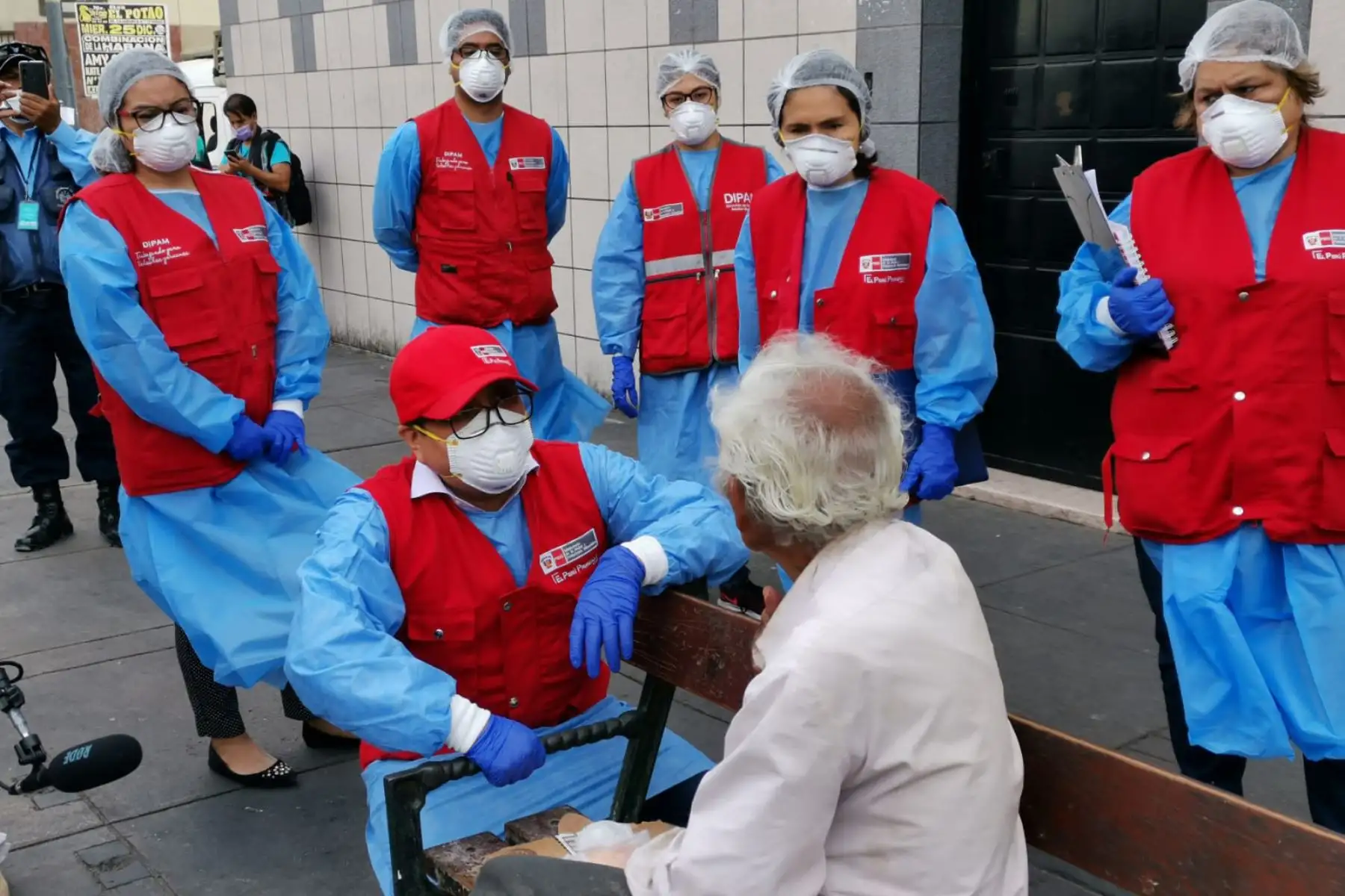 El Ministerio de la Mujer y la Municipalidad de Lima  se unen por el bienestar de las personas adultas mayores en un operativo que salva vidas, para aquellas personas  que se encuentran en estado de abandono y desprotección.
Foto: MIMP