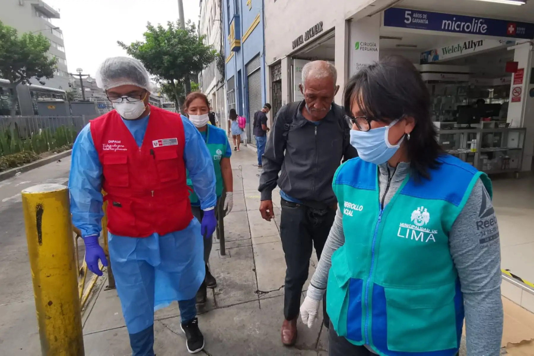 El Ministerio de la Mujer y la Municipalidad de Lima  se unen por el bienestar de las personas adultas mayores en un operativo que salva vidas, para aquellas personas  que se encuentran en estado de abandono y desprotección.
Foto: MIMP