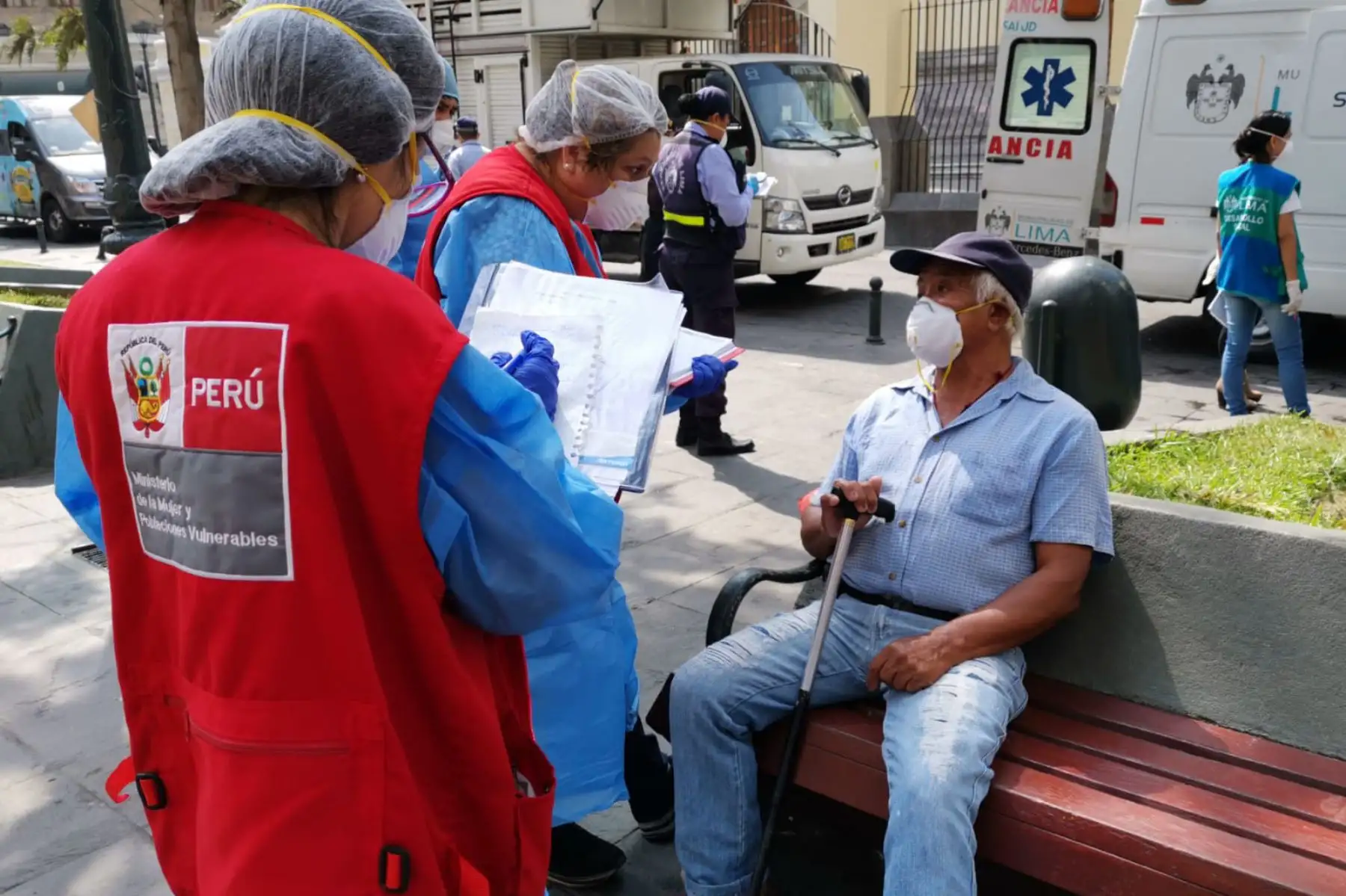 El Ministerio de la Mujer y la Municipalidad de Lima  se unen por el bienestar de las personas adultas mayores en un operativo que salva vidas, para aquellas personas  que se encuentran en estado de abandono y desprotección.
Foto: MIMP