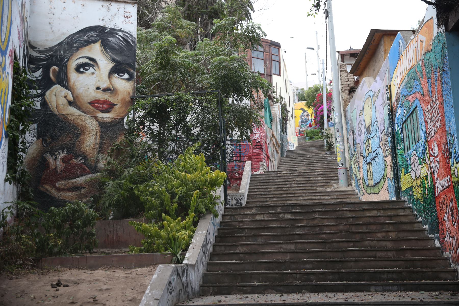 Calle con escalinata en el tradicional distrito de Barranco, sin visitantes durante el confinamiento por covid-19. ANDINA/Jhonel Rodríguez Robles