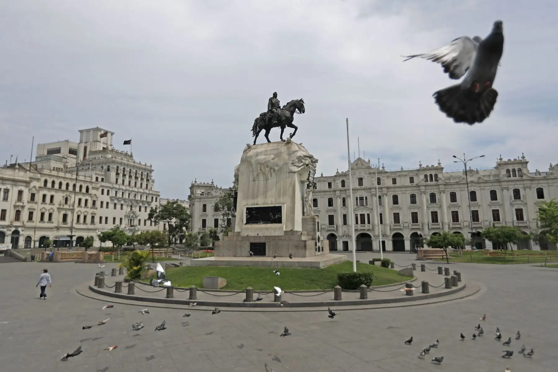 Plaza San Martín luce casi vacio. Foto: ANDINA/Renato Pajuelo