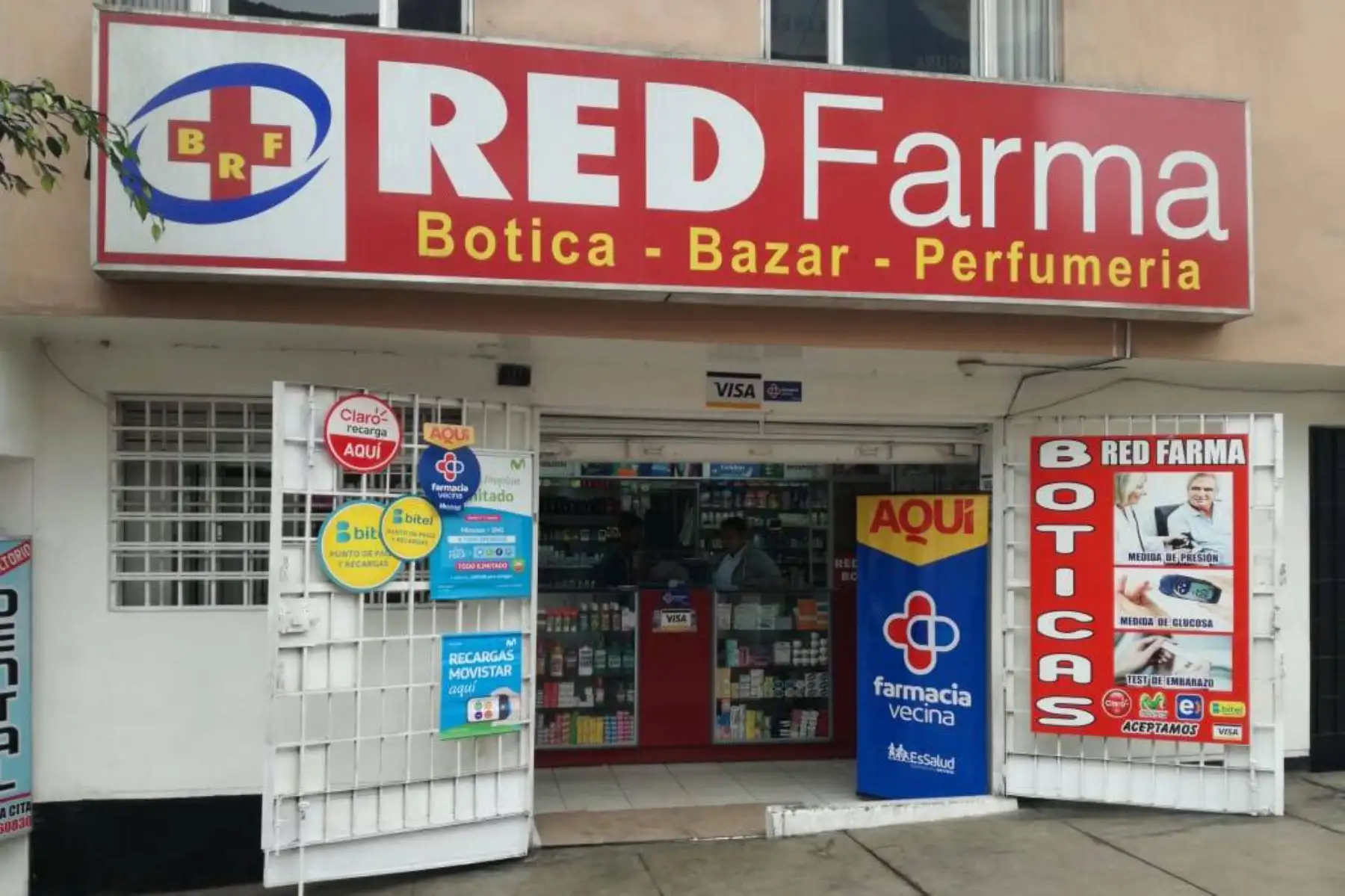 Mediante el programa Farmacia Vecina de EsSalud, los pacientes crónicos pueden recoger sus medicamentos en boticas ubicadas cerca de sus hogares.
Foto: EsSalud