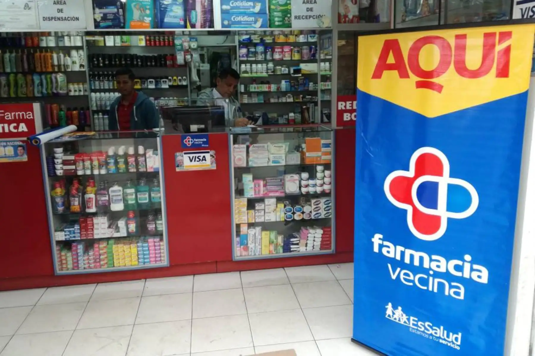 Mediante el programa Farmacia Vecina de EsSalud, los pacientes crónicos pueden recoger sus medicamentos en boticas ubicadas cerca de sus hogares.
Foto: EsSalud