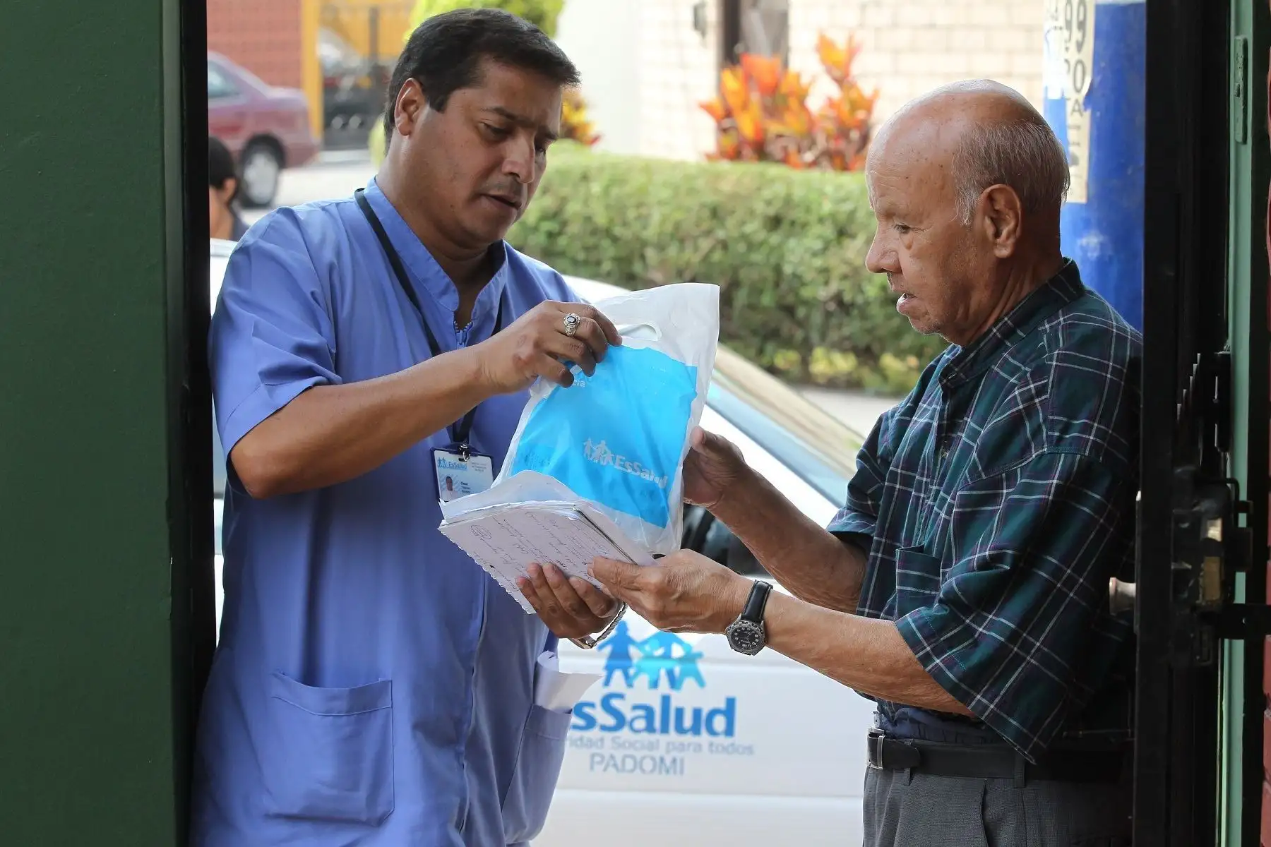 Mediante el programa Farmacia Vecina de EsSalud, los pacientes crónicos pueden recoger sus medicamentos en boticas ubicadas cerca de sus hogares.
Foto: EsSalud