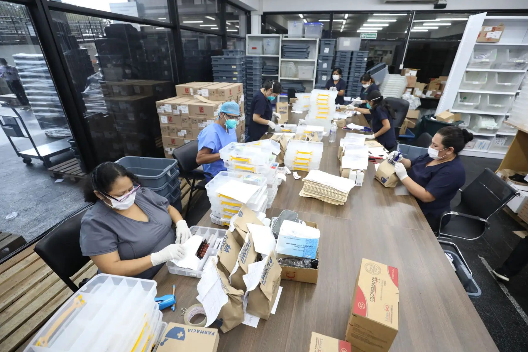 Mediante el programa Farmacia Vecina de EsSalud, los pacientes crónicos pueden recoger sus medicamentos en boticas ubicadas cerca de sus hogares.
Foto: EsSalud