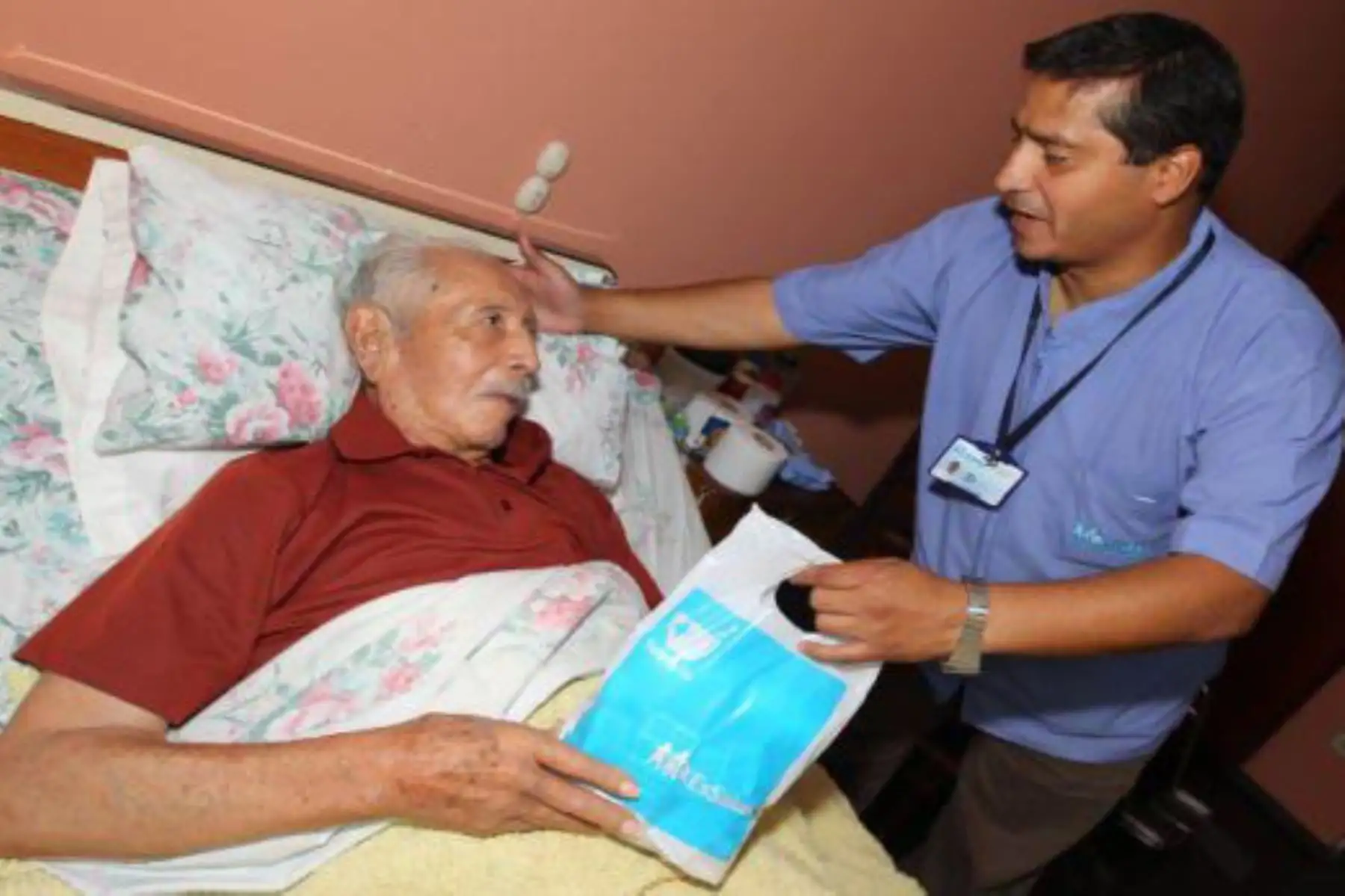 Mediante el programa Farmacia Vecina de EsSalud, los pacientes crónicos pueden recoger sus medicamentos en boticas ubicadas cerca de sus hogares.
Foto: EsSalud