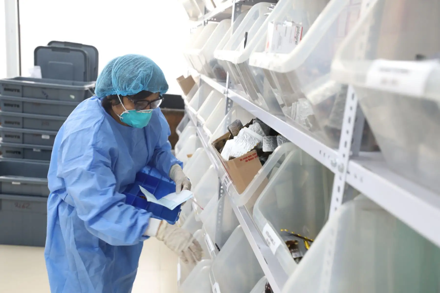 Mediante el programa Farmacia Vecina de EsSalud, los pacientes crónicos pueden recoger sus medicamentos en boticas ubicadas cerca de sus hogares.
Foto: EsSalud