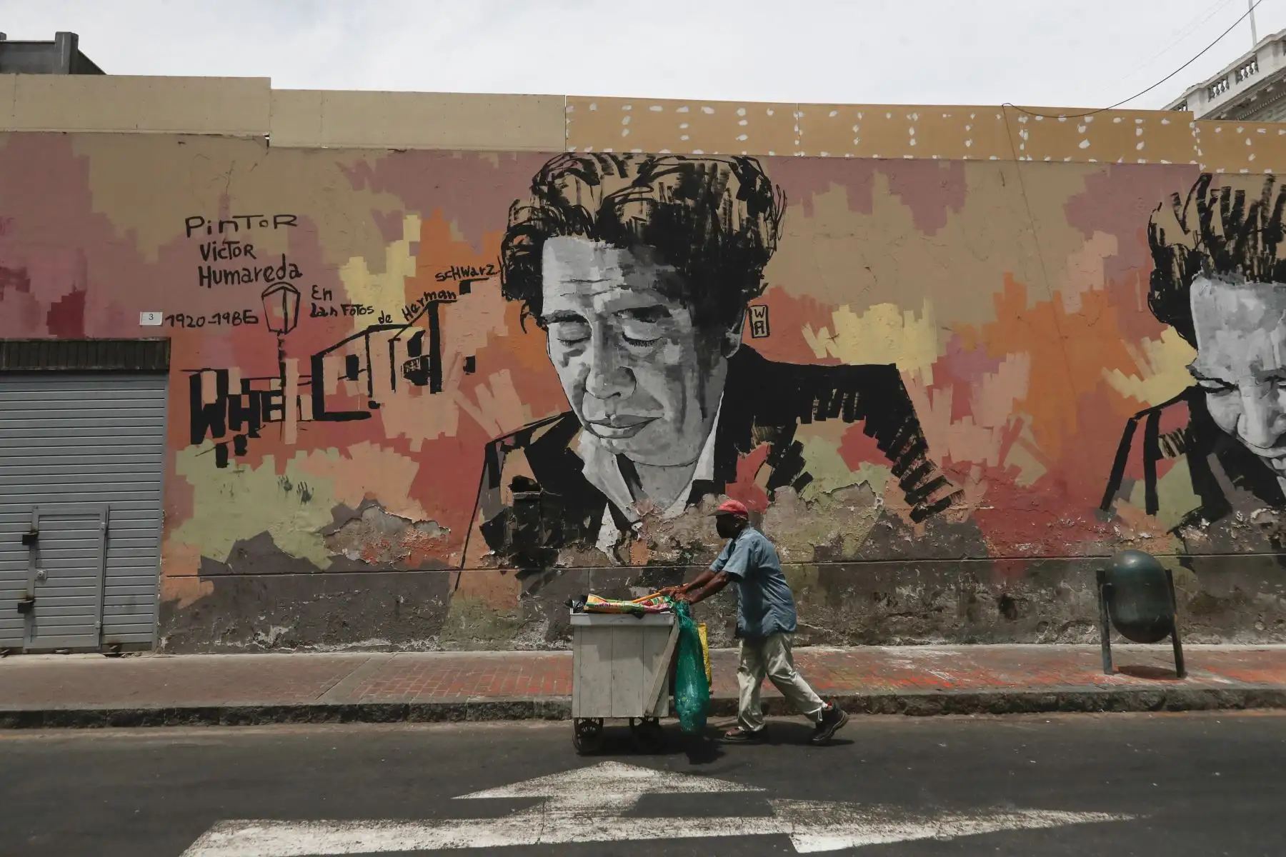 Un trabajador camina por el jirón Azangaro en Centro de Lima. Foto: ANDINA/Renato Pajuelo
