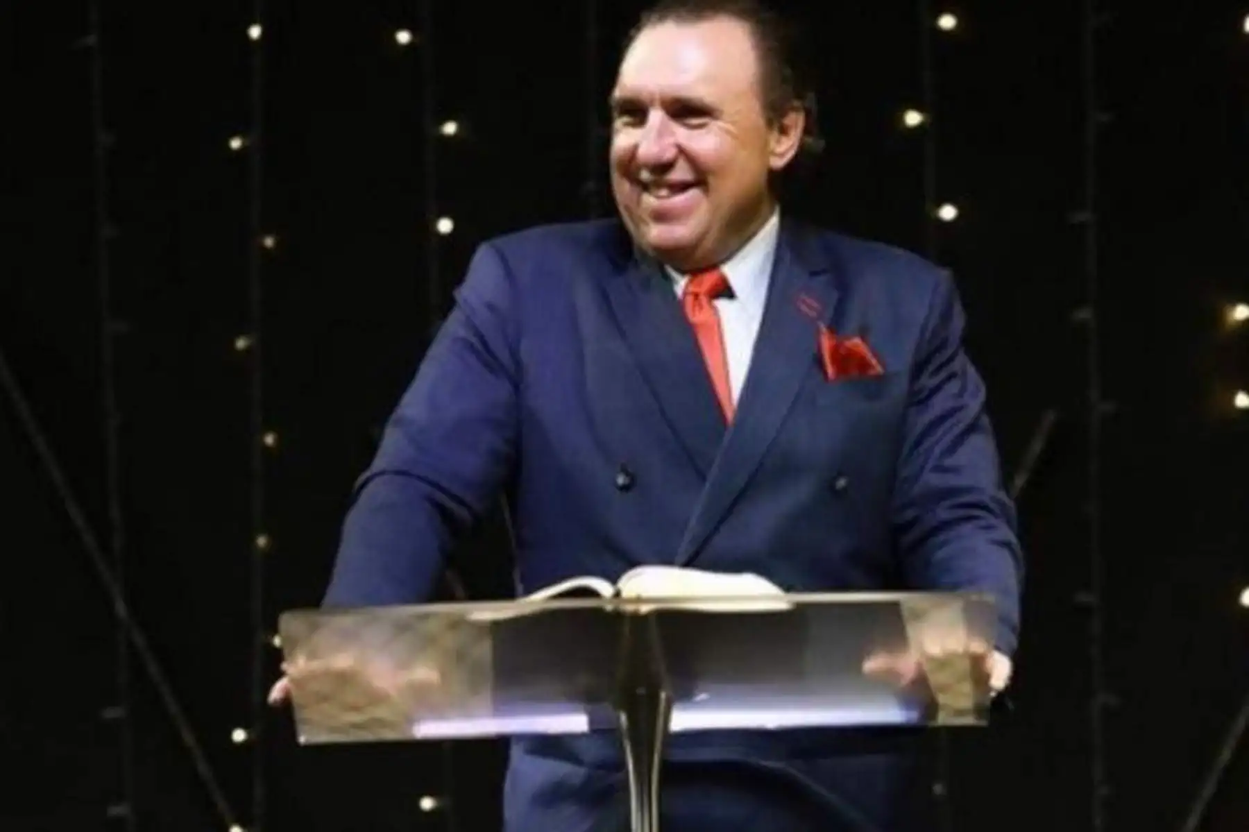 El pastor Ronald Howard-Browne fue arrestado por "reunión ilegal" y por "violar las órdenes de aislamiento" . Foto: Difusión