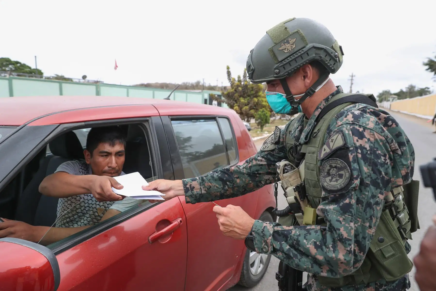 Militares piden documentos de identificación.
Foto: Mindef