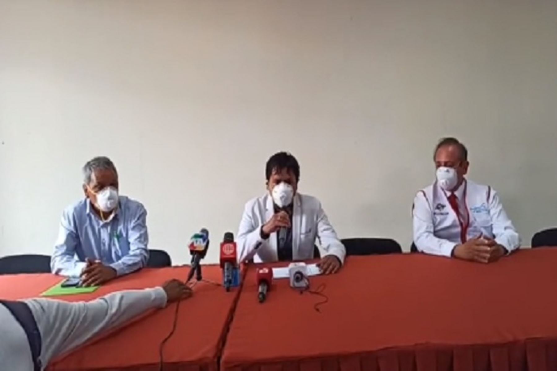 Los pacientes dados de alta son las dos primeras personas diagnosticadas con coronavirus en Arequipa, las mismas que mostraron un cuadro de salud estable durante el tiempo que permanecieron aislados, informó el gobernador Elmer Cáceres Llica.