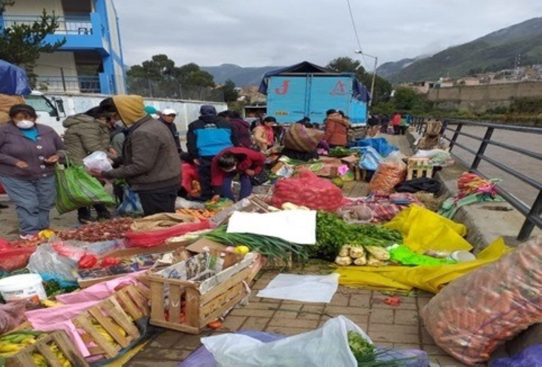 Huancavelica abastecerá con más de 50 toneladas de alimentos a los mercados de Lima. El primer arribo se ha previsto para mañana en el distrito de Puente Piedra.