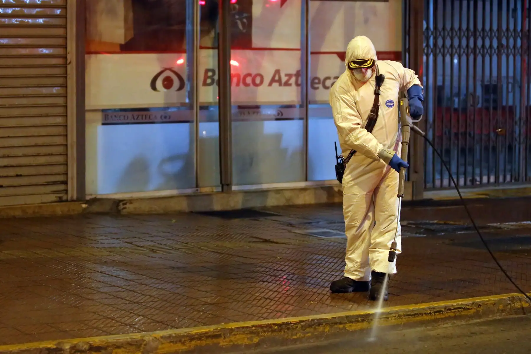 Bomberos realizan trabajos nocturnos en la desinfección de las principales avenidas de Miraflores / Foto: Cortesía/ César Garcia Lanfranco