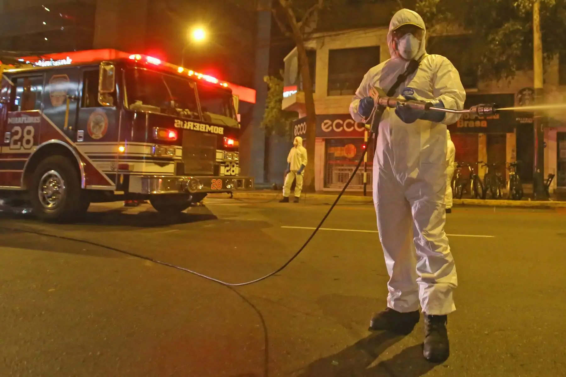 Bomberos realizan trabajos nocturnos en la desinfección de las principales avenidas de Miraflores / Foto: Cortesía/ César Garcia Lanfranco