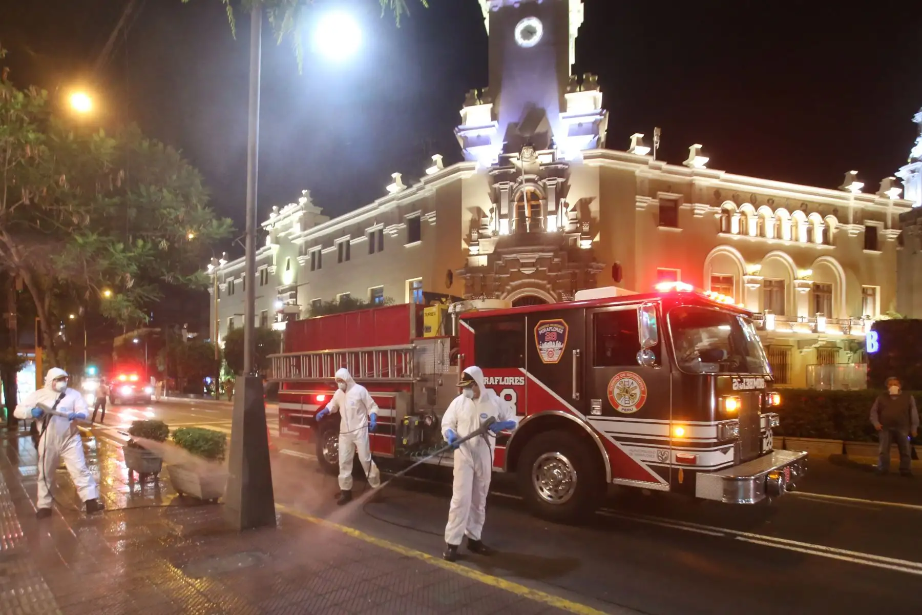 Bomberos realizan trabajos nocturnos en la desinfección de las principales avenidas de Miraflores / Foto: Cortesía/ César Garcia Lanfranco