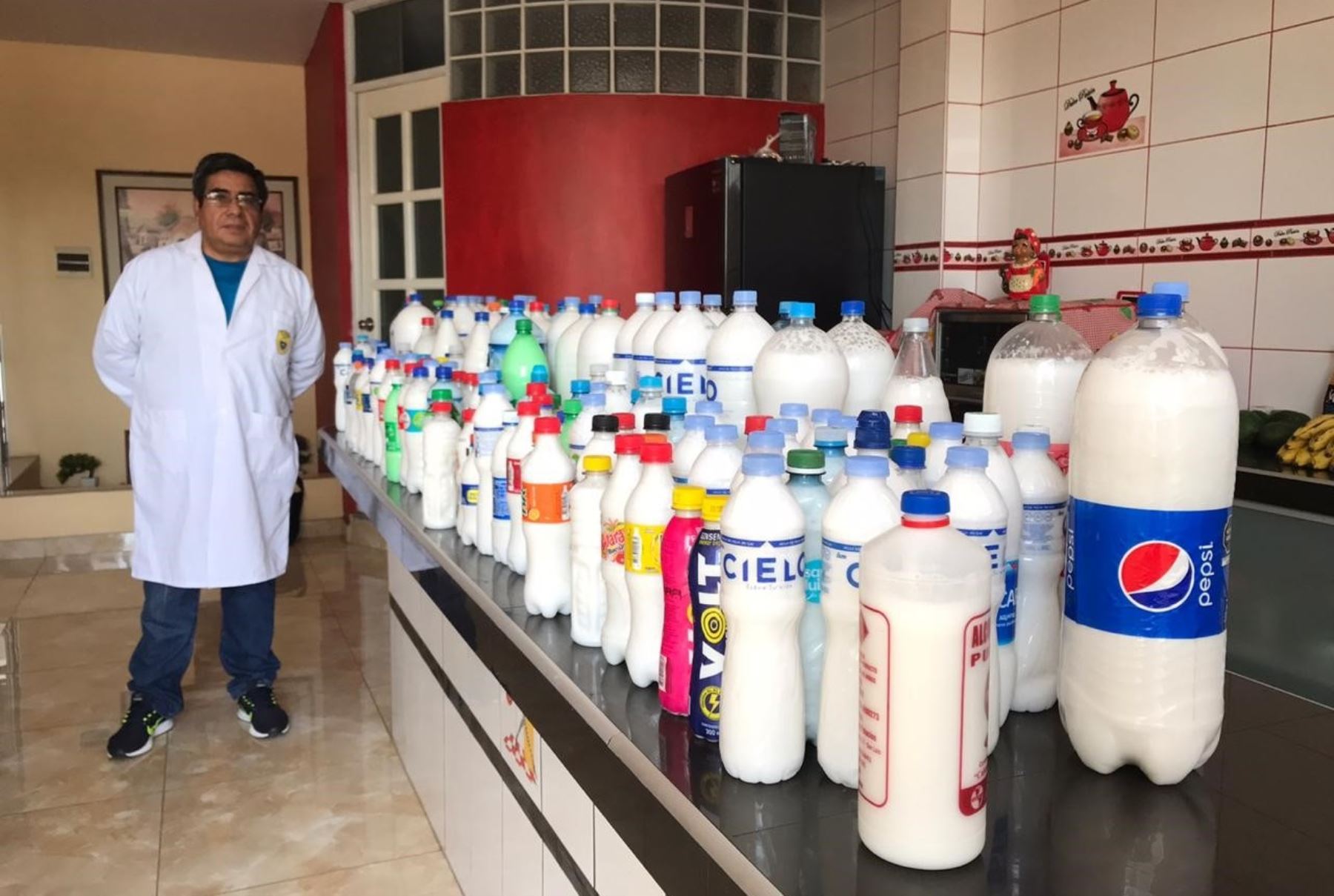 Miguel Santa María es químico farmacéutico de profesión y trabajador de la Municipalidad del Santa. Debido a la gran demanda fabrica jabón líquido que entrega gratuitamente al personal de limpieza de Chimbote.