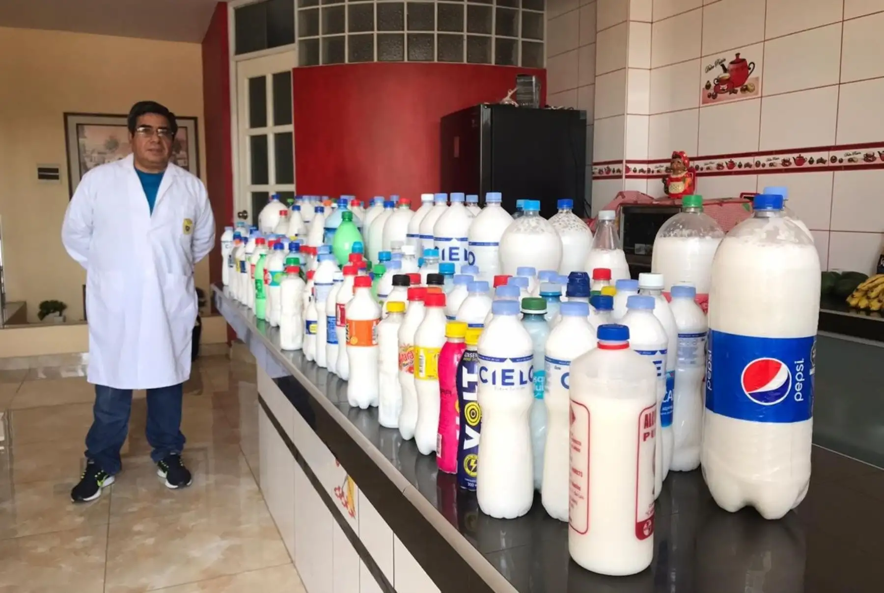 Miguel Santa María es químico farmacéutico de profesión y trabajador de la Municipalidad del Santa. Debido a la gran demanda fabrica jabón líquido que entrega gratuitamente al personal de limpieza de Chimbote.
