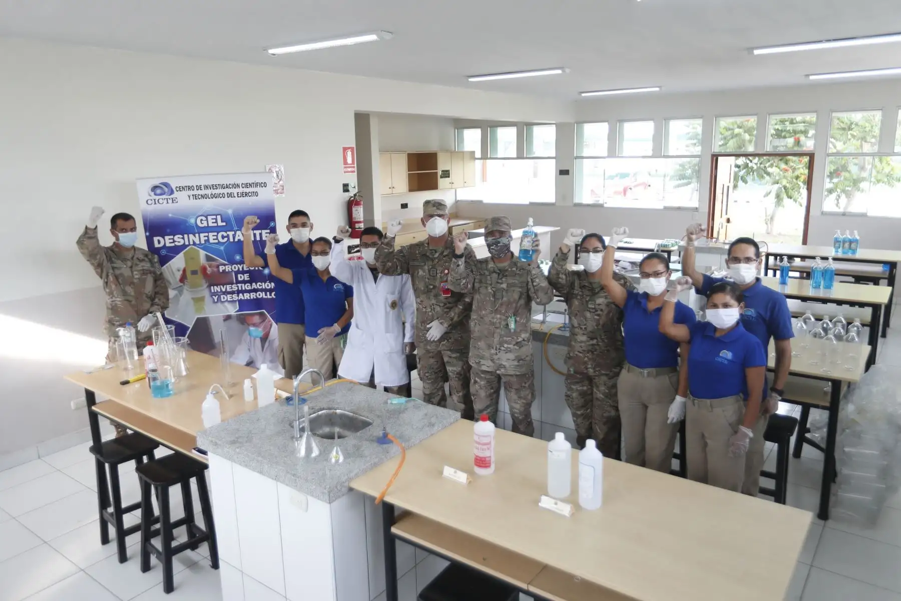 El Centro de Investigación de Ciencia y Tecnología del Ejército (CICTE) produce su propio alcohol gel en laboratorios del Colegio Pedro Ruiz Gallo, en Chorrillos. Foto: ANDINA/Renato Pajuelo