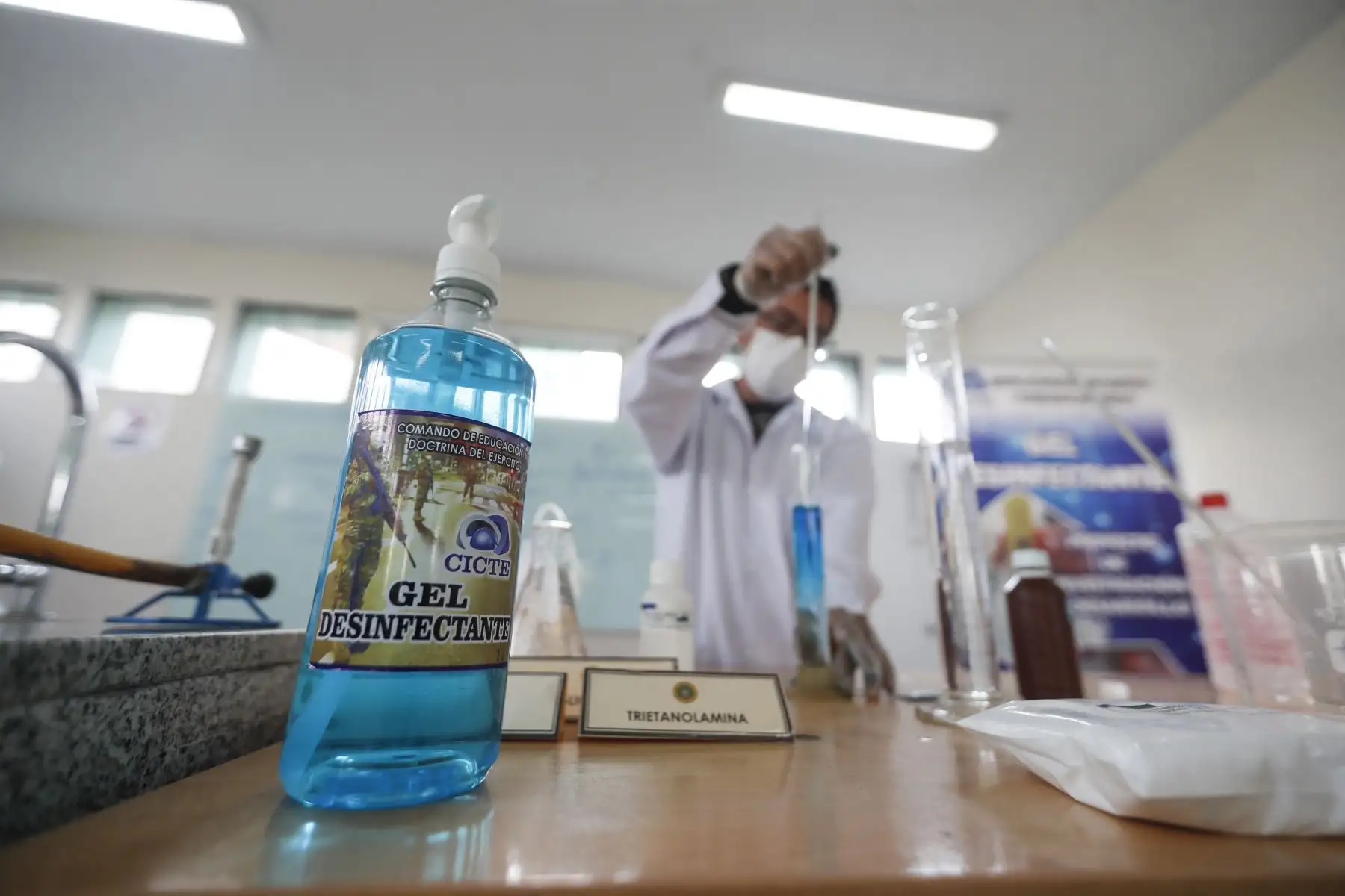 El Centro de Investigación de Ciencia y Tecnología del Ejército (CICTE) produce su propio alcohol gel en laboratorios del Colegio Pedro Ruiz Gallo, en Chorrillos. Foto: ANDINA/Renato Pajuelo