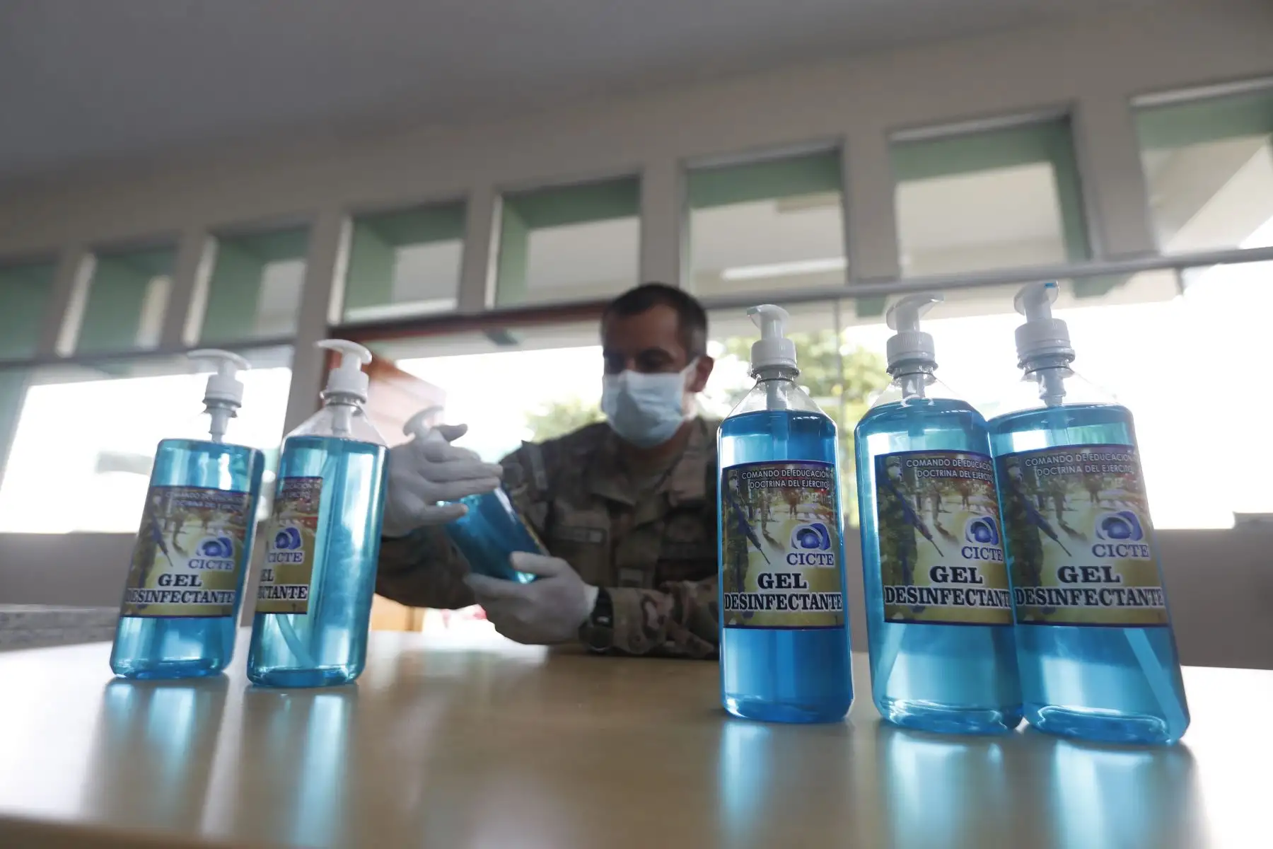 El Centro de Investigación de Ciencia y Tecnología del Ejército (CICTE) produce su propio alcohol gel en laboratorios del Colegio Pedro Ruiz Gallo, en Chorrillos. Foto: ANDINA/Renato Pajuelo