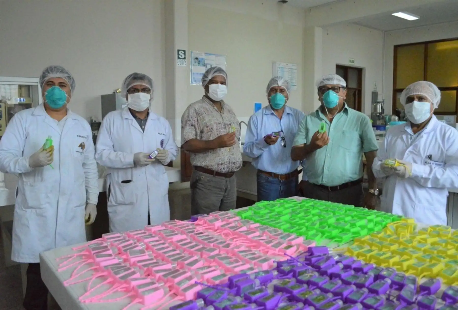 La Universidad Nacional de Trujillo y el Colegio de Abogados de La Liberad unen esfuerzos para elaborar alcohol en gel para policías, militares y personal de salud. ANDINA/Difusión