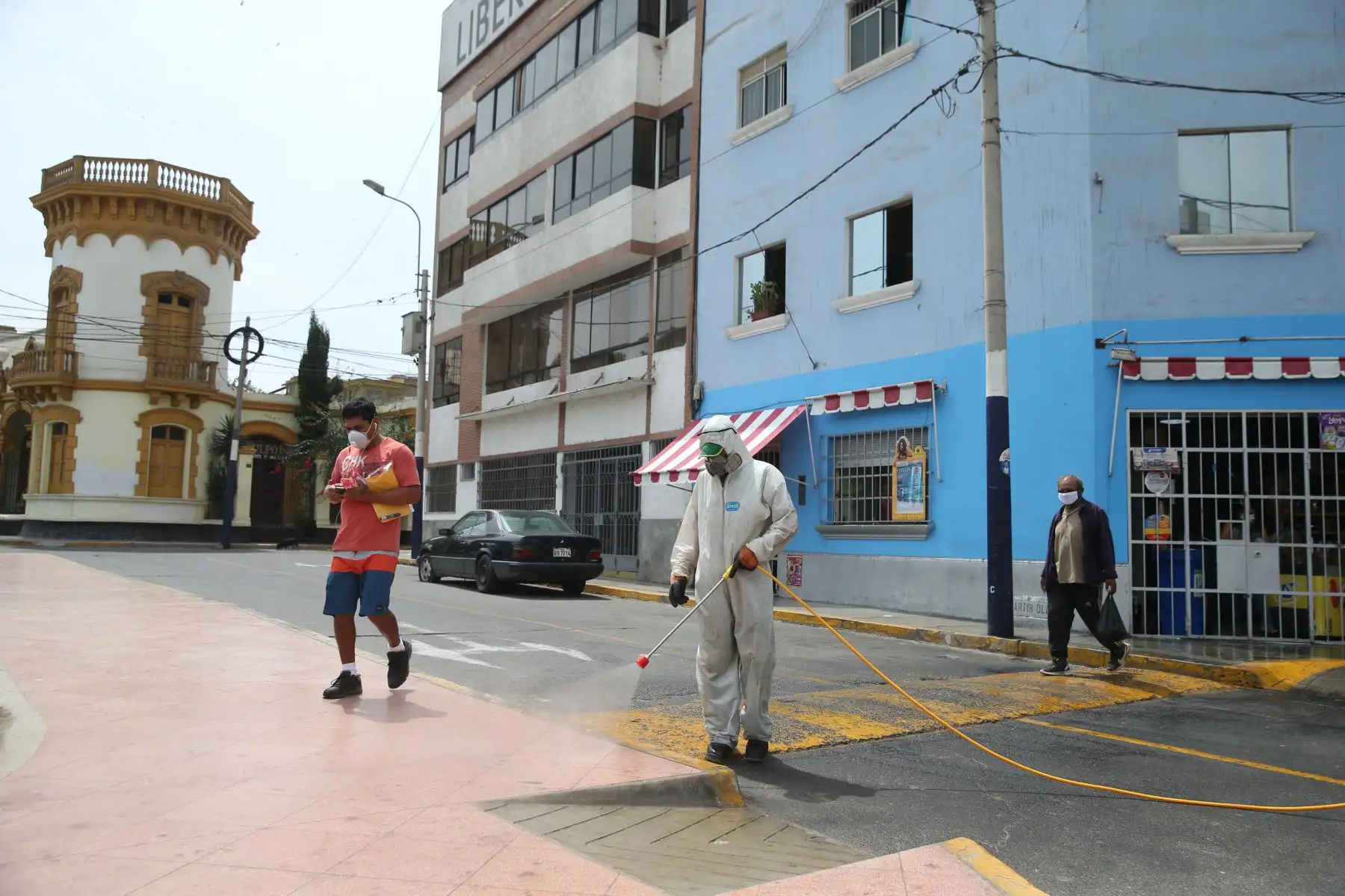 Personal de limpieza de la Municipalidad de Chorrillos desinfecta las veredas y plazas del distrito como prevención ante el coronavirus COVID-19. Foto: ANDINA/Jhonel Rodríguez Robles