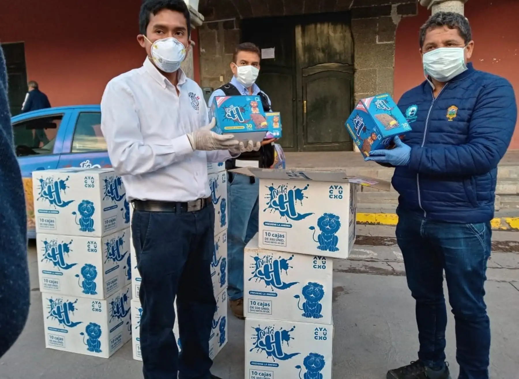 Julio Garay, creador de galletas contra la anemia y ganador del premio de History Channel gracias a este emprendimiento, donó más de 3,000 galletas para las familias vulnerables de Ayacucho. ANDINA/Difusión