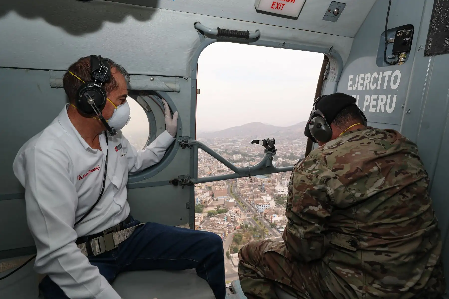 Ministro de Defensa, Walter Martos sobrevuela Lima a 16 días que el gobierno decreto el estado de Emergencia para prevenir el Covid-19.  Foto: ANDINA/MINDEF