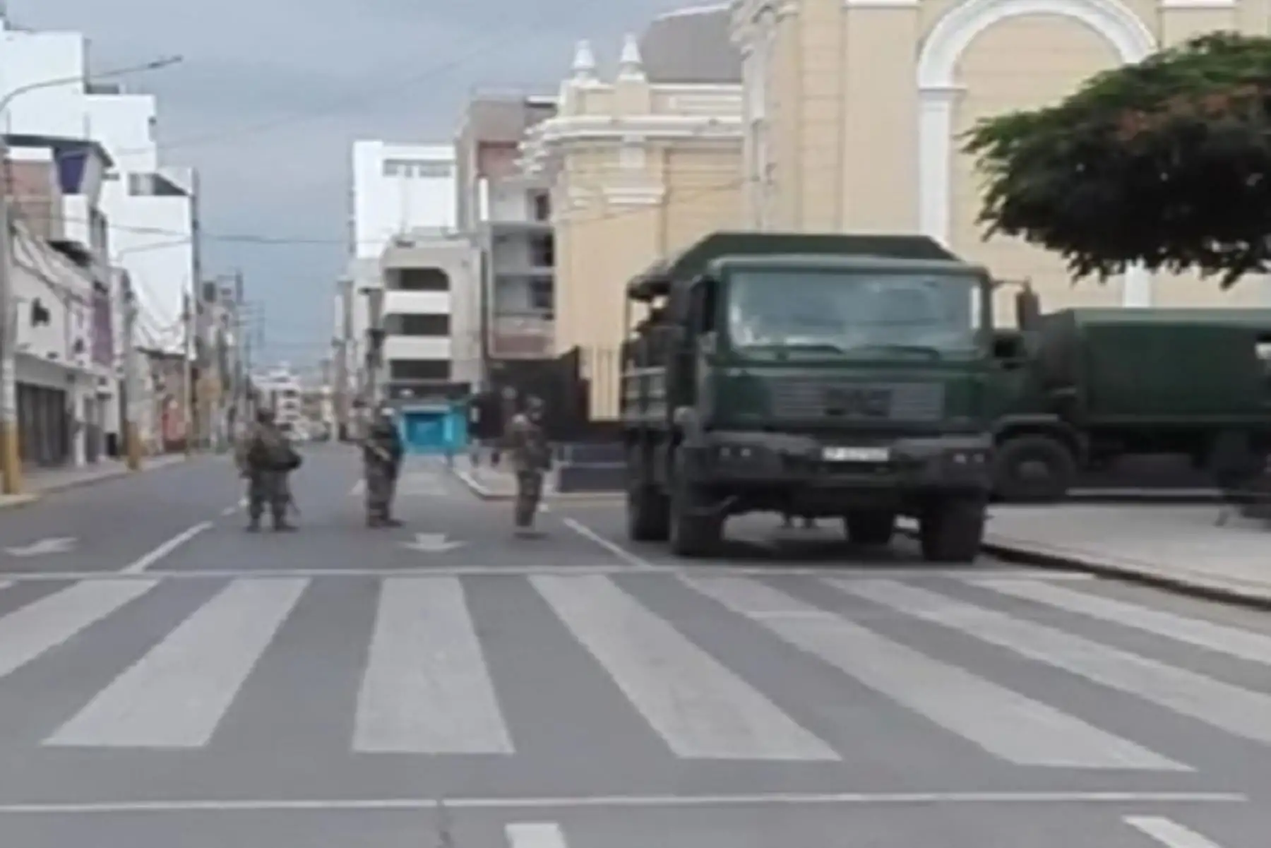 Las Fuerzas Armadas y la Policía Nacional hacen cumplir inmovilización social en cincos regiones.