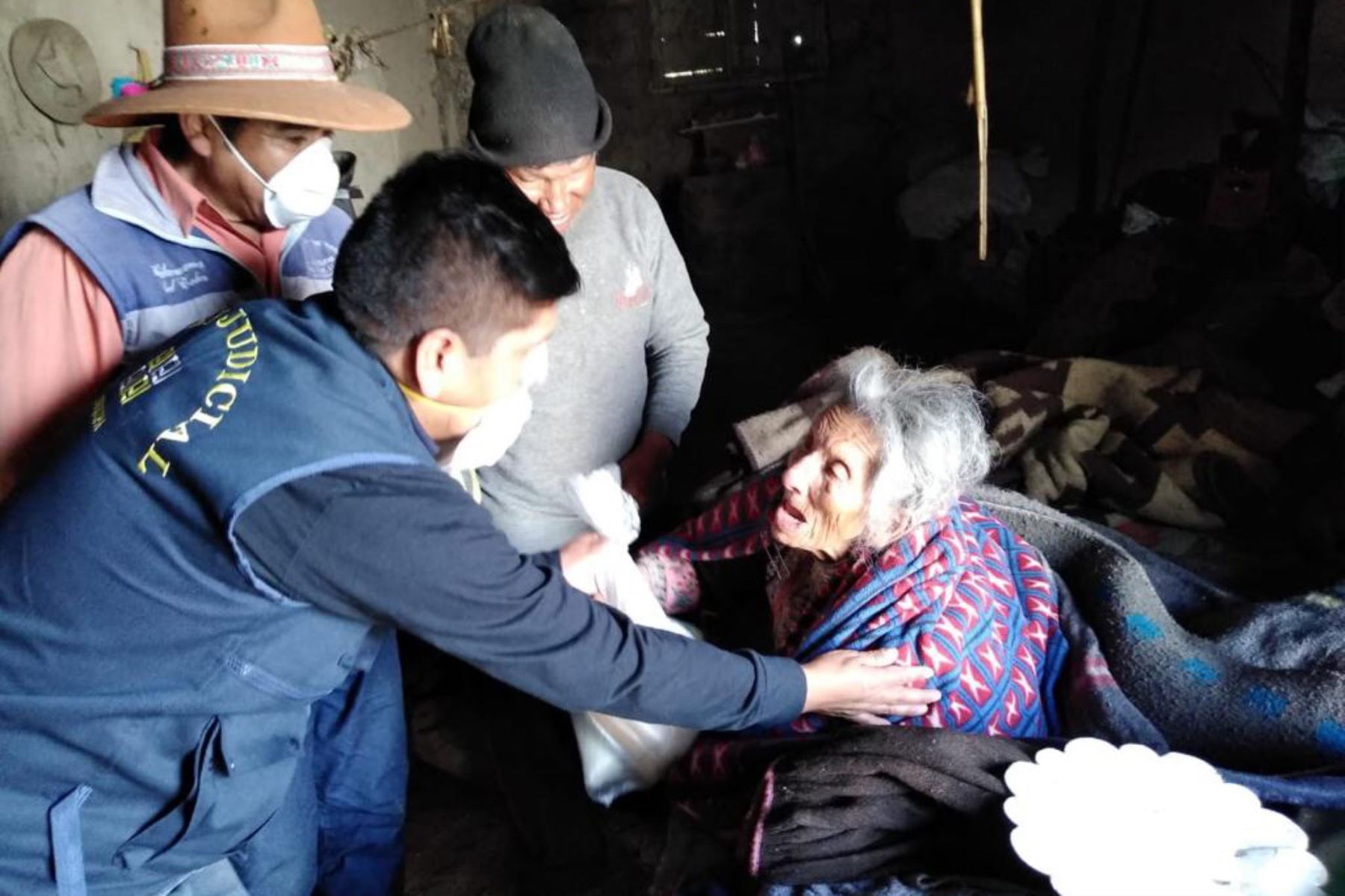 Entrega de alimentos a pobladores de escasos recursos de la provincia de Caylloma, región Arequipa. Foto: Cortesía/Rocío Méndez
