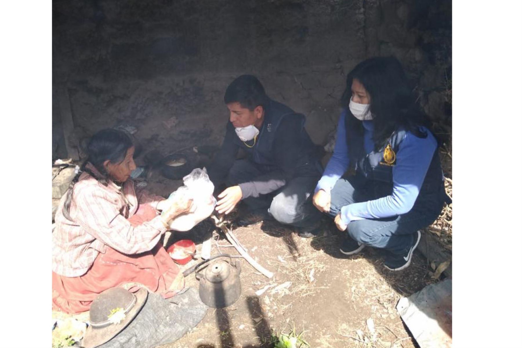 Entrega de alimentos a pobladores de escasos recursos de la provincia de Caylloma, región Arequipa. Foto: Cortesía/Rocío Méndez