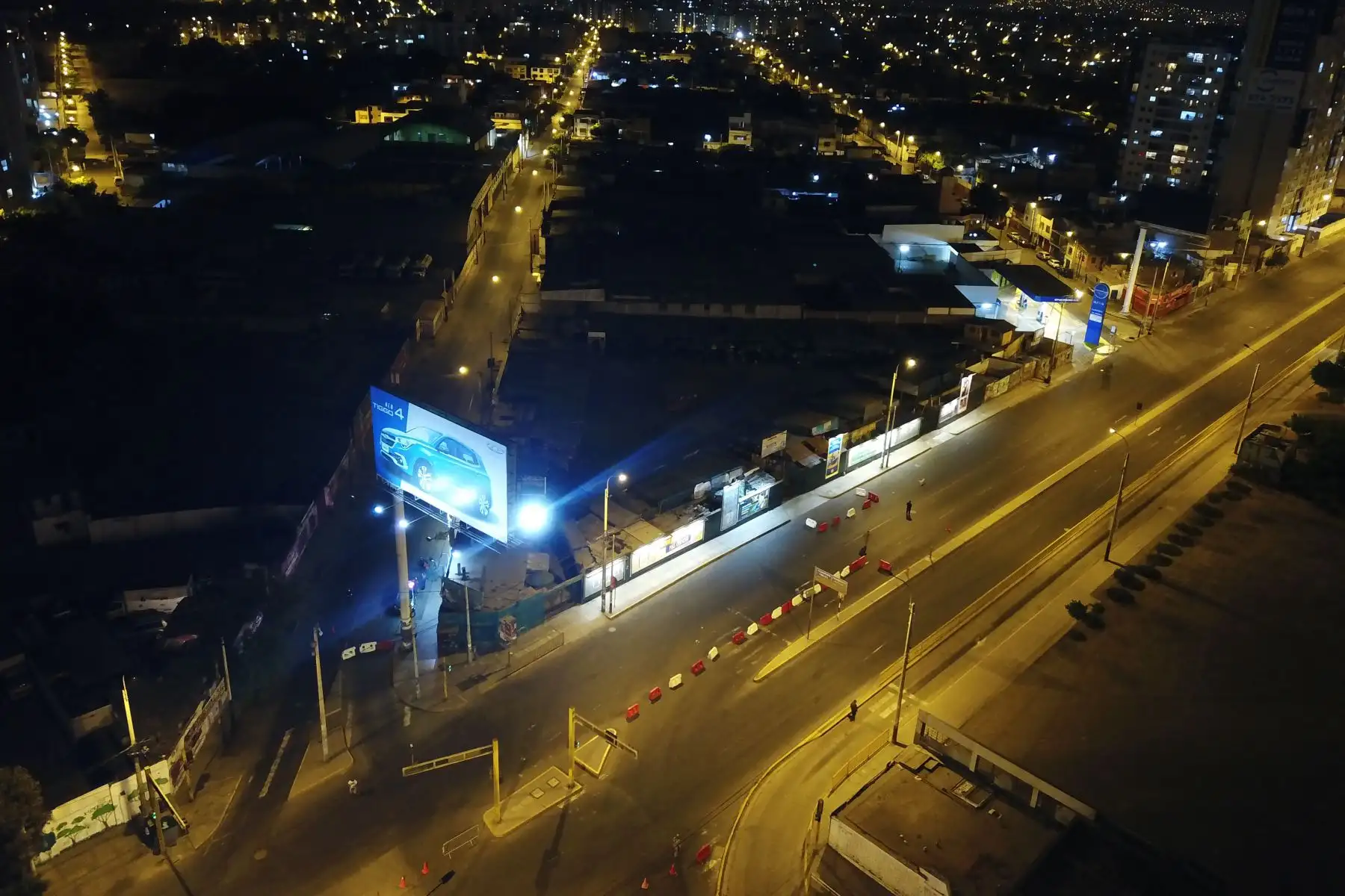 Vista panorámica de los distritos de Barranco y Miraflores durante la inmovilización obligatoria en el nuevo horario de 18:00 a 05:00 hrs. 

FotoDrone: ANDINA/Juan Carlos Guzmán Negrini