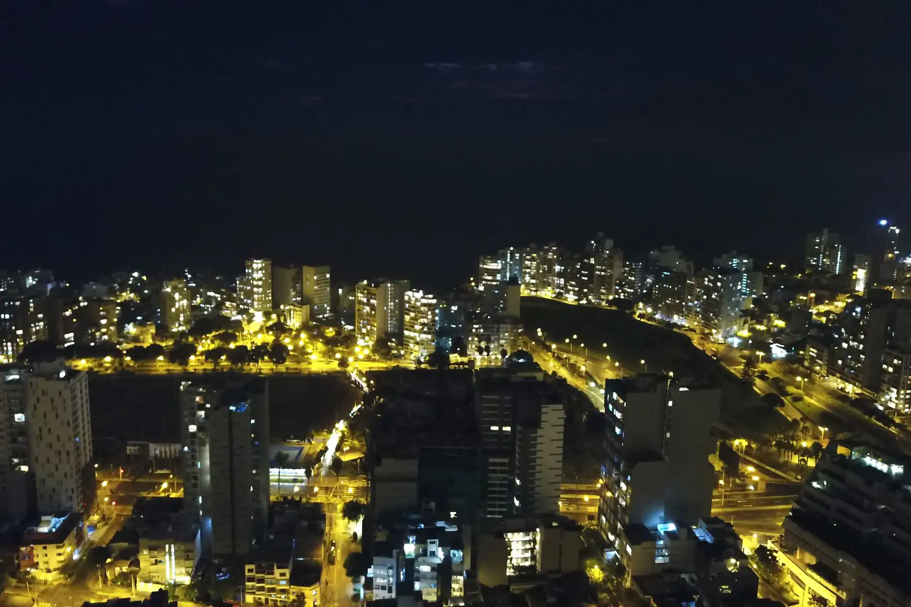 Vista panorámica de los distritos de Barranco y Miraflores durante la inmovilización obligatoria en el nuevo horario de 18:00 a 05:00 hrs. 

FotoDrone: ANDINA/Juan Carlos Guzmán Negrini