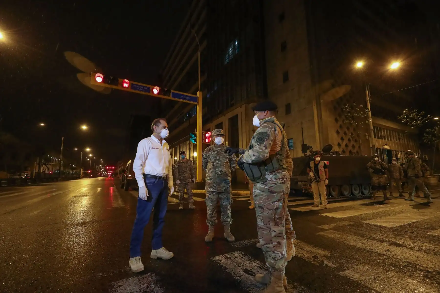 Ministro de Defensa, Walter Martos supervisa implementación de nuevo horario de aislamiento social obligatorio.
Foto: Mindef