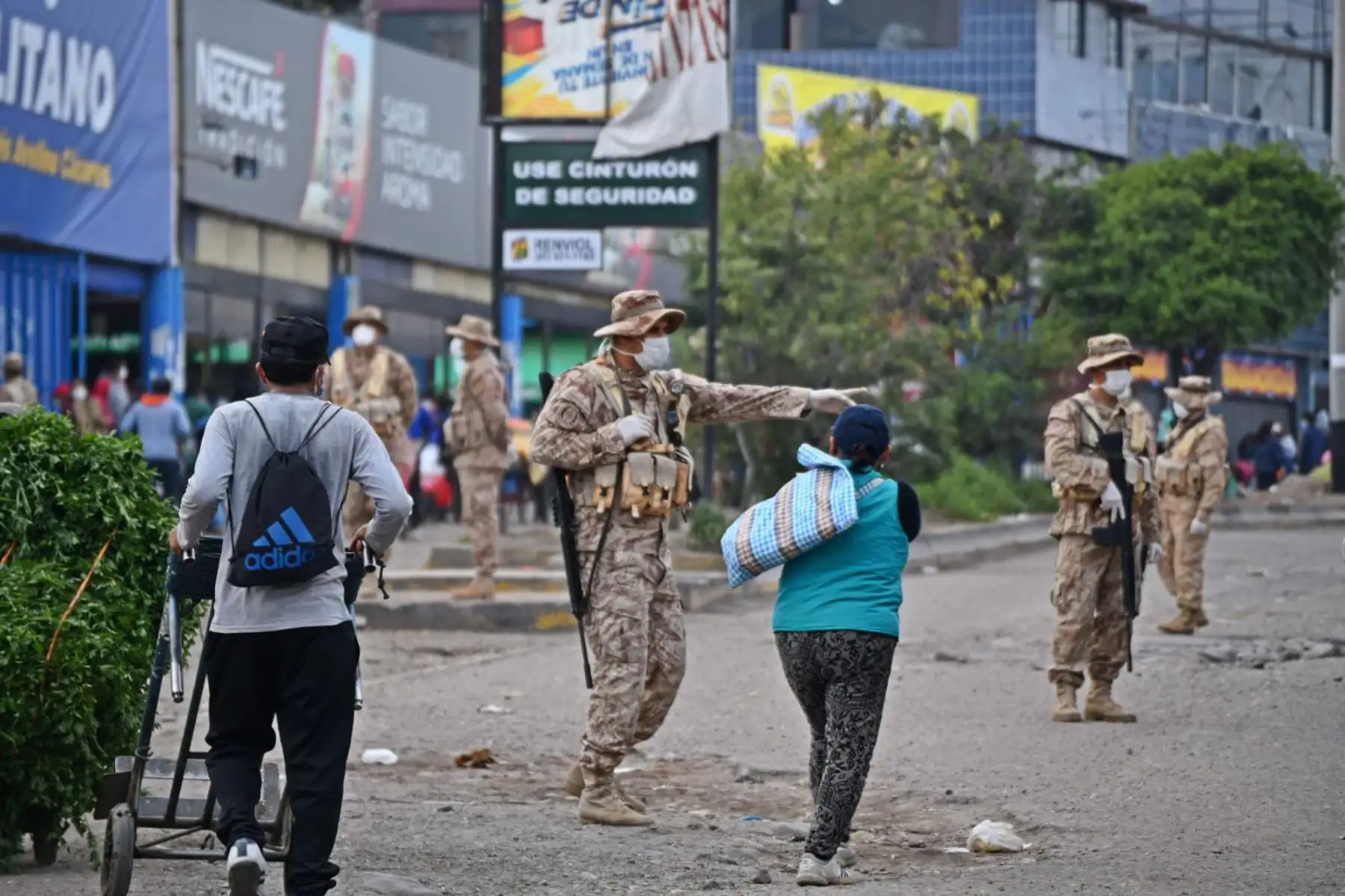 Miembros del ejército vigilan los mercados de Arequipa qué son los puntos donde se están concentrando mayor cantidad de personas en prevención de coronavirus. Foto: Cortesía/ Diego Ramos