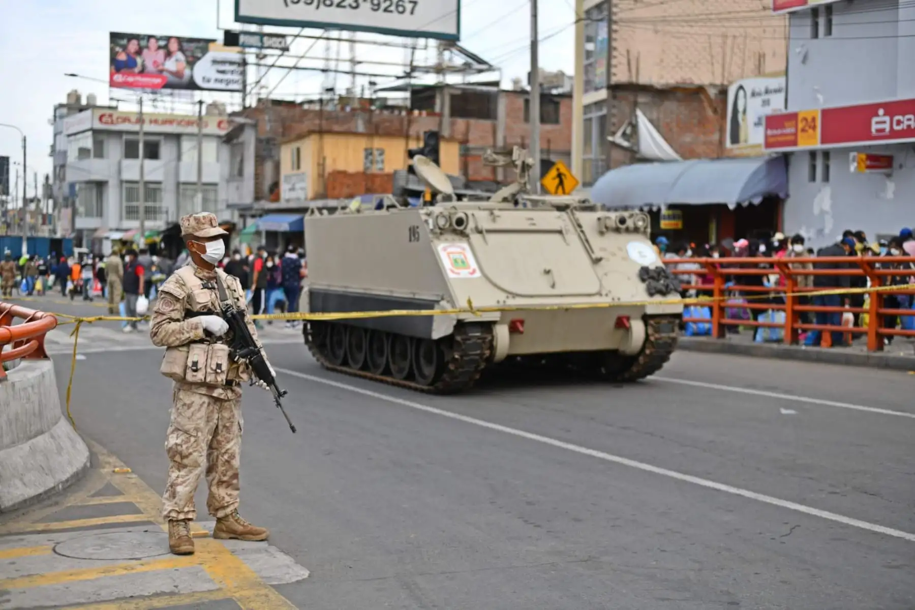 Miembros del ejército vigilan los mercados de Arequipa qué son los puntos donde se están concentrando mayor cantidad de personas en prevención de coronavirus. Foto: Cortesía/ Diego Ramos