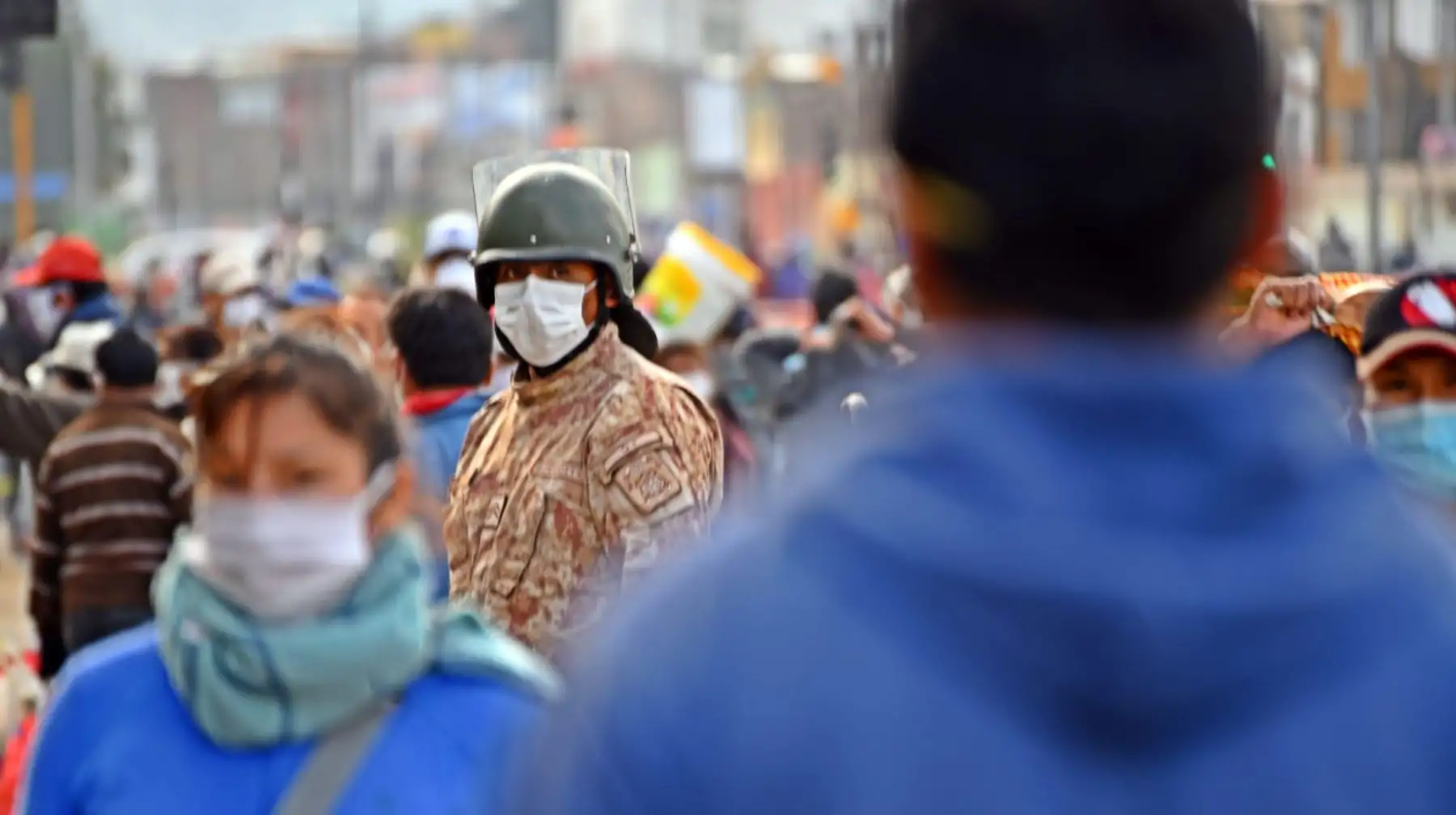 Miembros del ejército vigilan los mercados de Arequipa qué son los puntos donde se están concentrando mayor cantidad de personas en prevención de coronavirus. Foto: Cortesía/ Diego Ramos