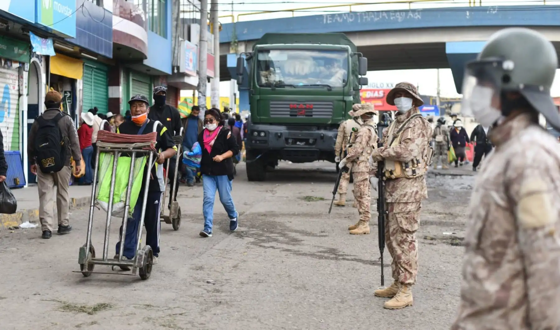 Miembros del ejército vigilan los mercados de Arequipa qué son los puntos donde se están concentrando mayor cantidad de personas en prevención de coronavirus. Foto: Cortesía/ Diego Ramos