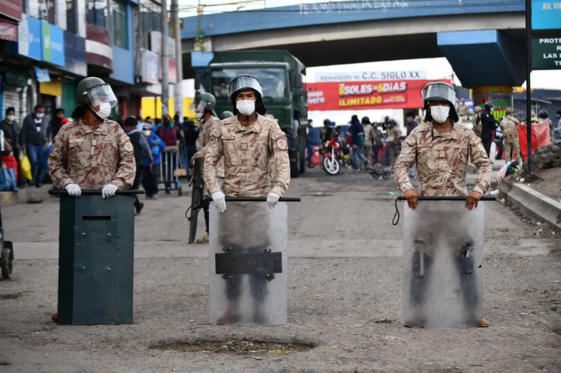 Miembros del ejército vigilan los mercados de Arequipa qué son los puntos donde se están concentrando mayor cantidad de personas en prevención de coronavirus. Foto: Cortesía/ Diego Ramos