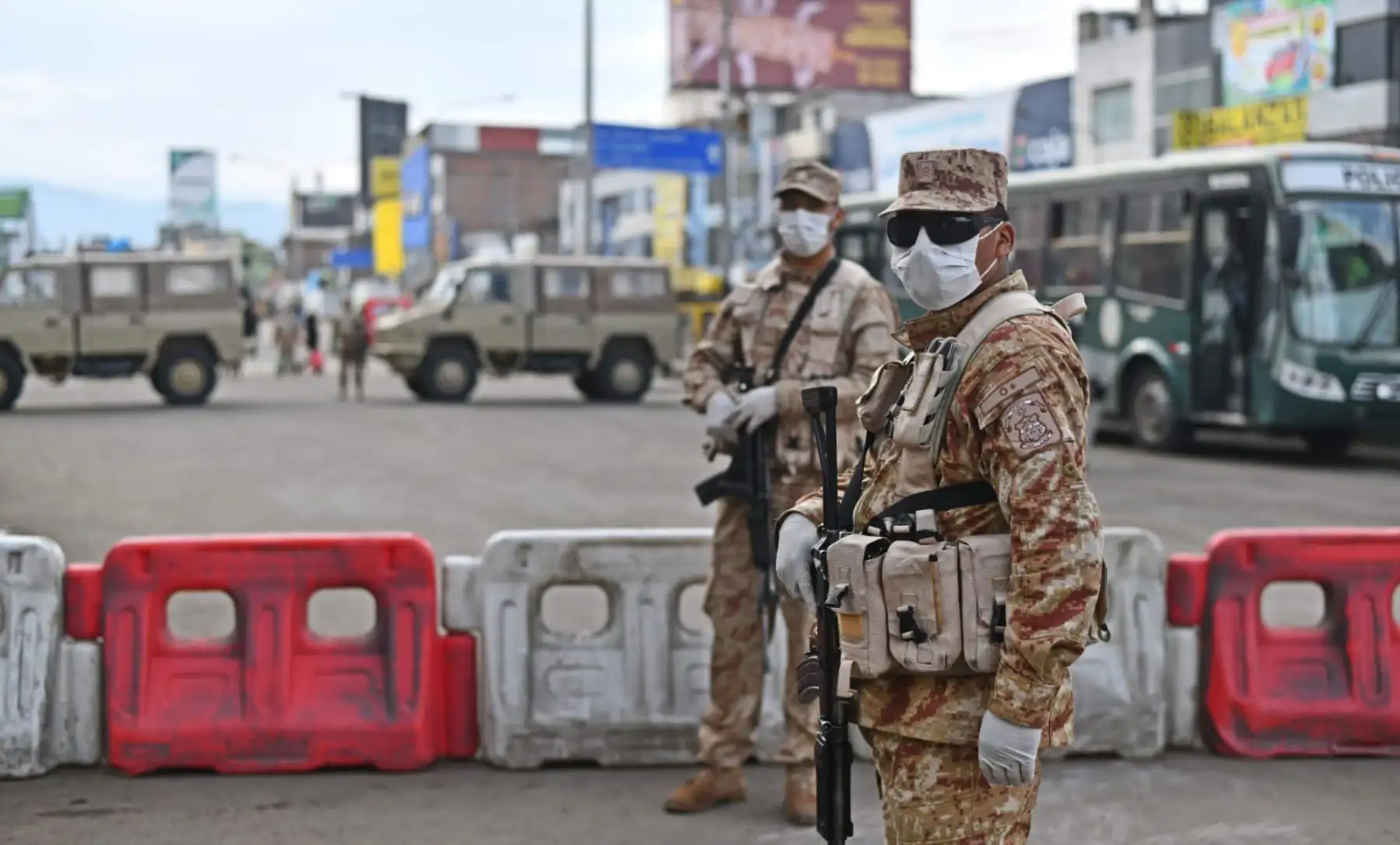 Miembros del ejército vigilan los mercados de Arequipa qué son los puntos donde se están concentrando mayor cantidad de personas en prevención de coronavirus. Foto: Cortesía/ Diego Ramos