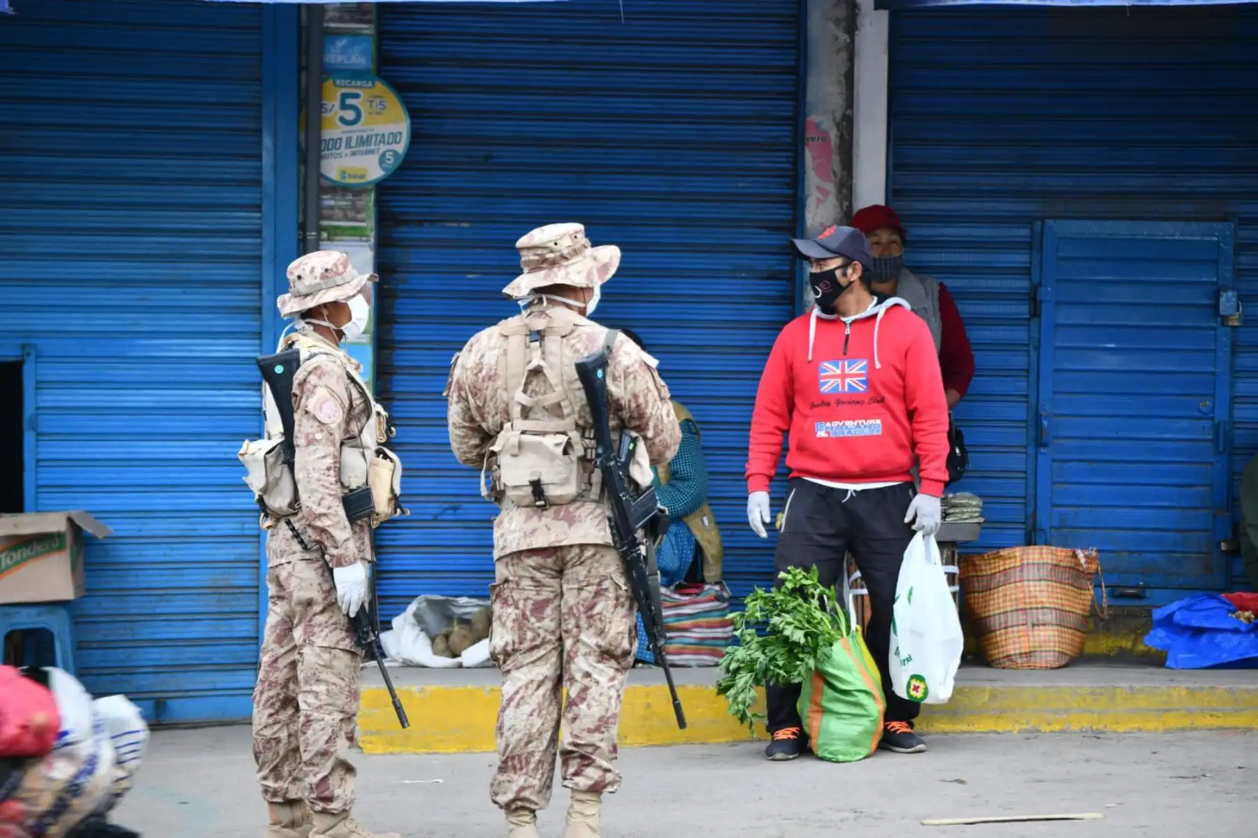 Miembros del ejército vigilan los mercados de Arequipa qué son los puntos donde se están concentrando mayor cantidad de personas en prevención de coronavirus. Foto: Cortesía/ Diego Ramos