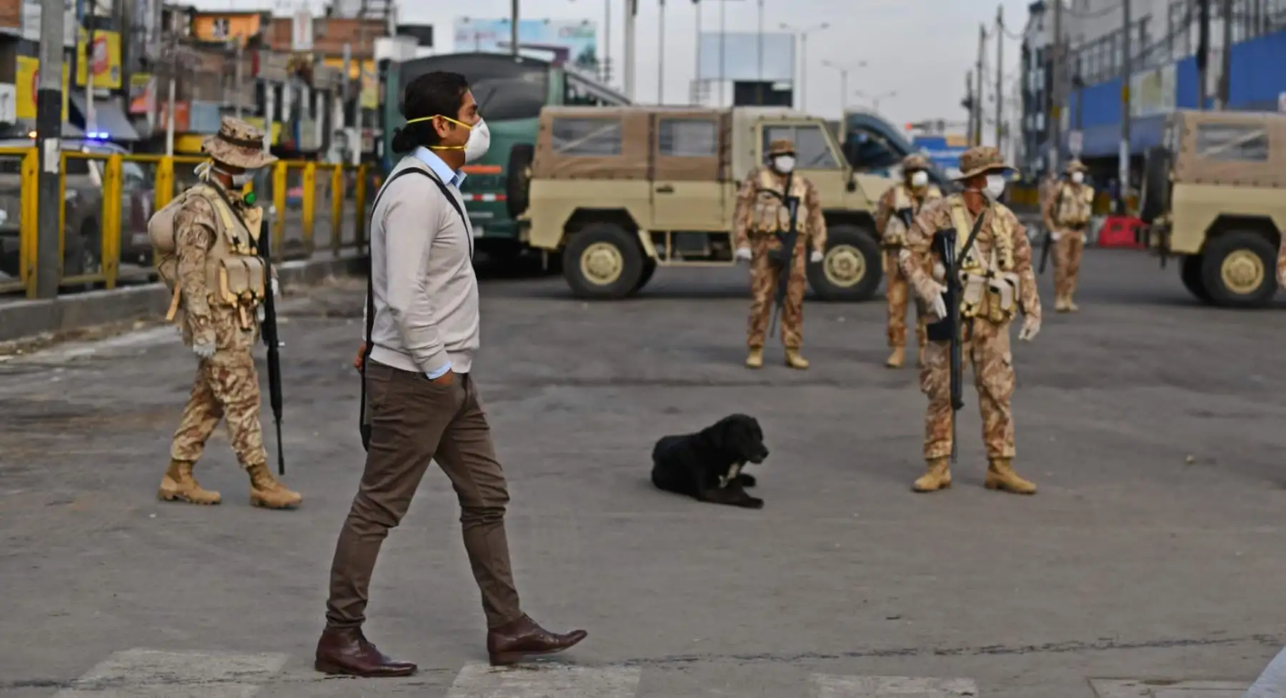 Miembros del ejército vigilan los mercados de Arequipa qué son los puntos donde se están concentrando mayor cantidad de personas en prevención de coronavirus. Foto: Cortesía/ Diego Ramos