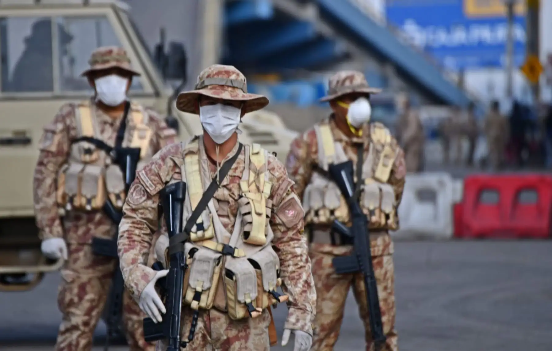 Miembros del ejército vigilan los mercados de Arequipa qué son los puntos donde se están concentrando mayor cantidad de personas en prevención de coronavirus. Foto: Cortesía/ Diego Ramos