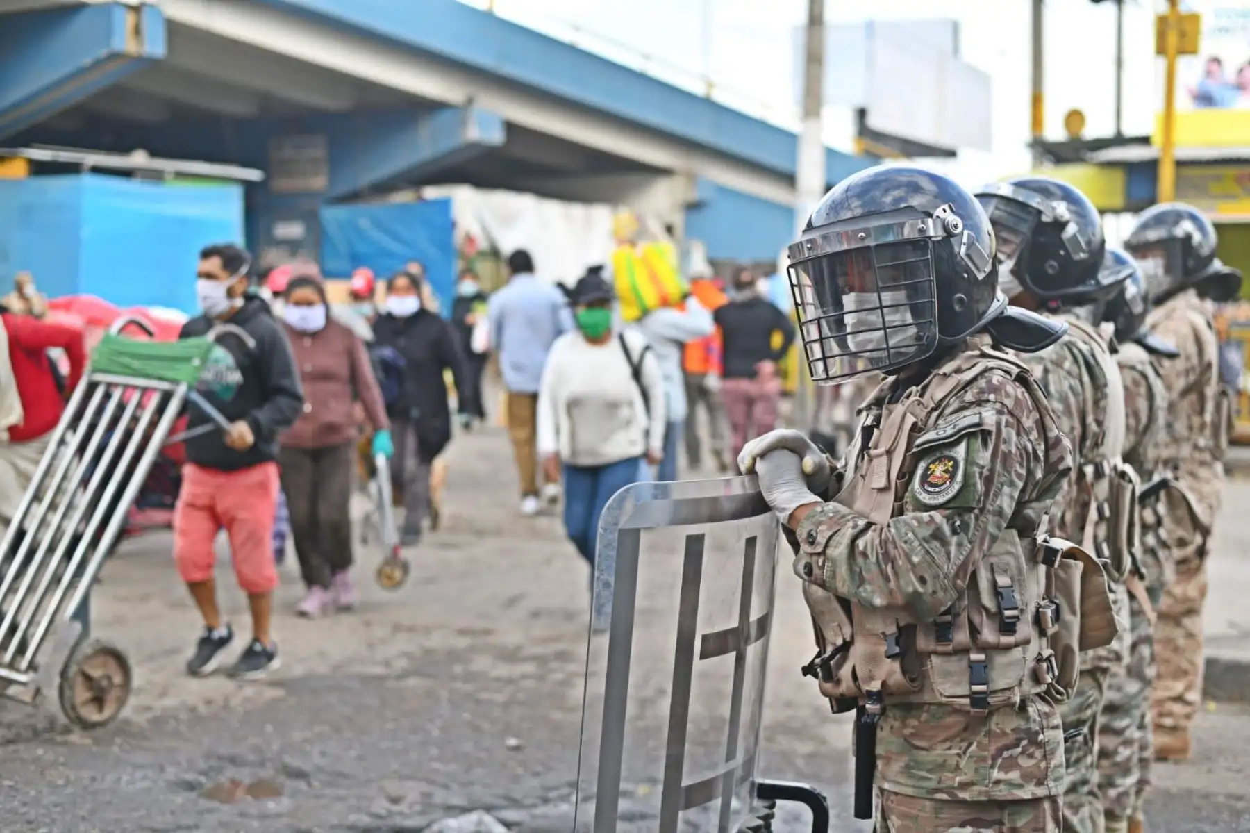 Miembros del ejército vigilan los mercados de Arequipa qué son los puntos donde se están concentrando mayor cantidad de personas en prevención de coronavirus. Foto: Cortesía/ Diego Ramos
