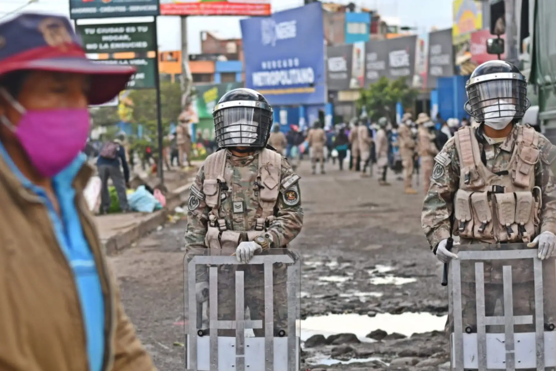 Miembros del ejército vigilan los mercados de Arequipa qué son los puntos donde se están concentrando mayor cantidad de personas en prevención de coronavirus. Foto: Cortesía/ Diego Ramos