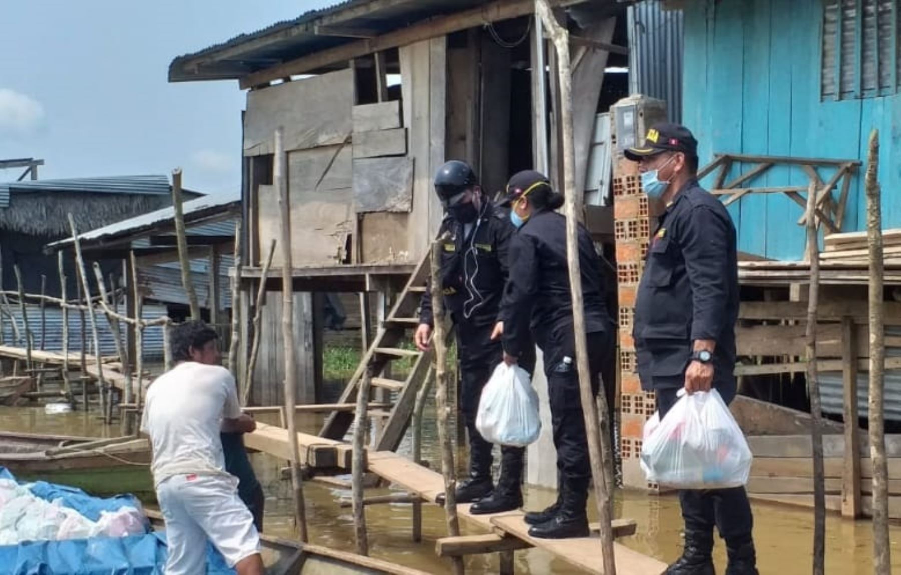 Policía de Loreto entrega víveres a las familias vulnerables de Yurimaguas que enfrentan dificultades por la inmovilización social y el estado de emergencia. ANDINA/Difusión